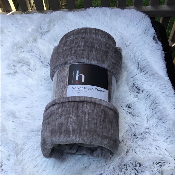.🎈 ONE LEFT gray velvet plush throw - Picture 3 of 3